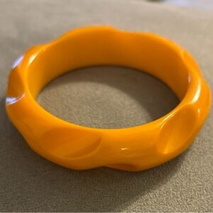 BAKELITE corn colored bangle with smooth thumbprint carving, 2-1/2" by 3/4"